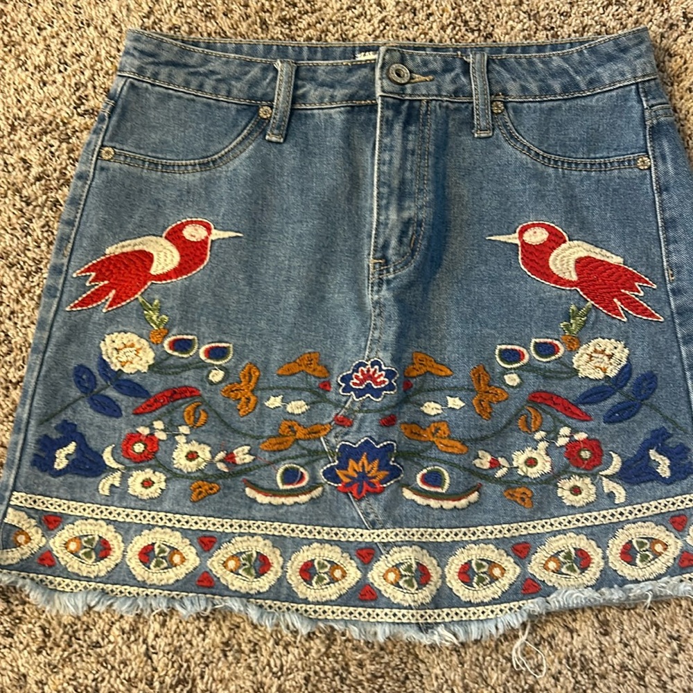 Giddy up glamour. Denim skirt,size M. Fake pockets. Umgee jeans. On buttons